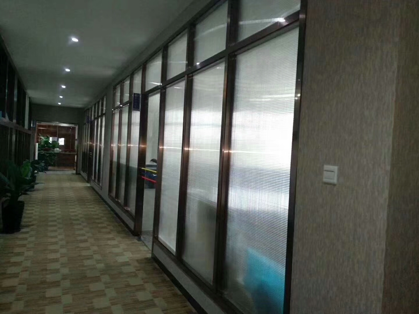 Office Partition Project: Hollow Polycarbonate Sheet Application