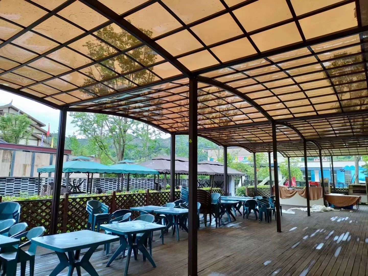 Outdoor Restaurant Patio Canopy Project: Solid Polycarbonate Sheet Application