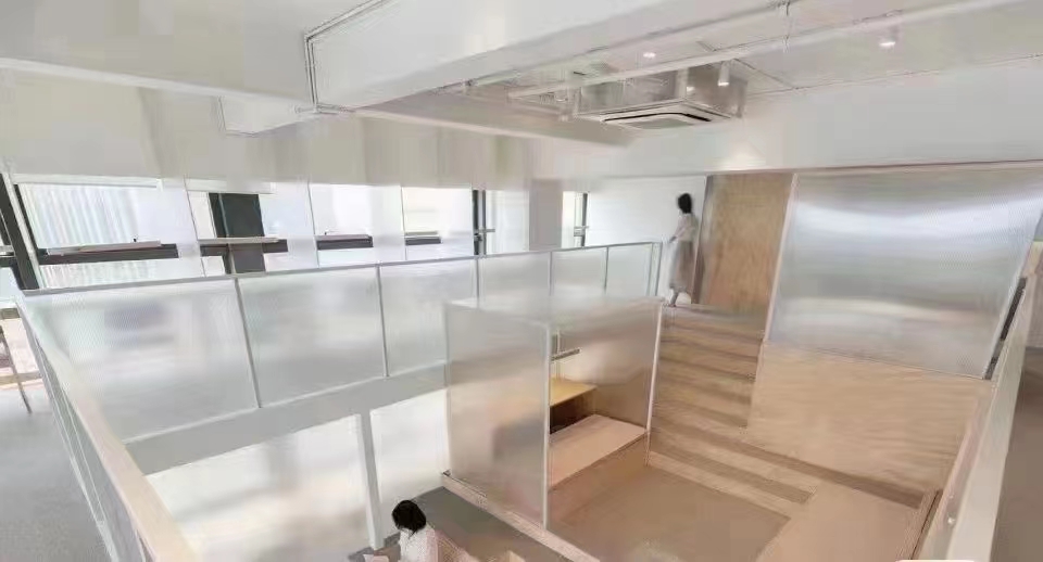 Modern Office Partition Project: Hollow Polycarbonate Sheet Application
