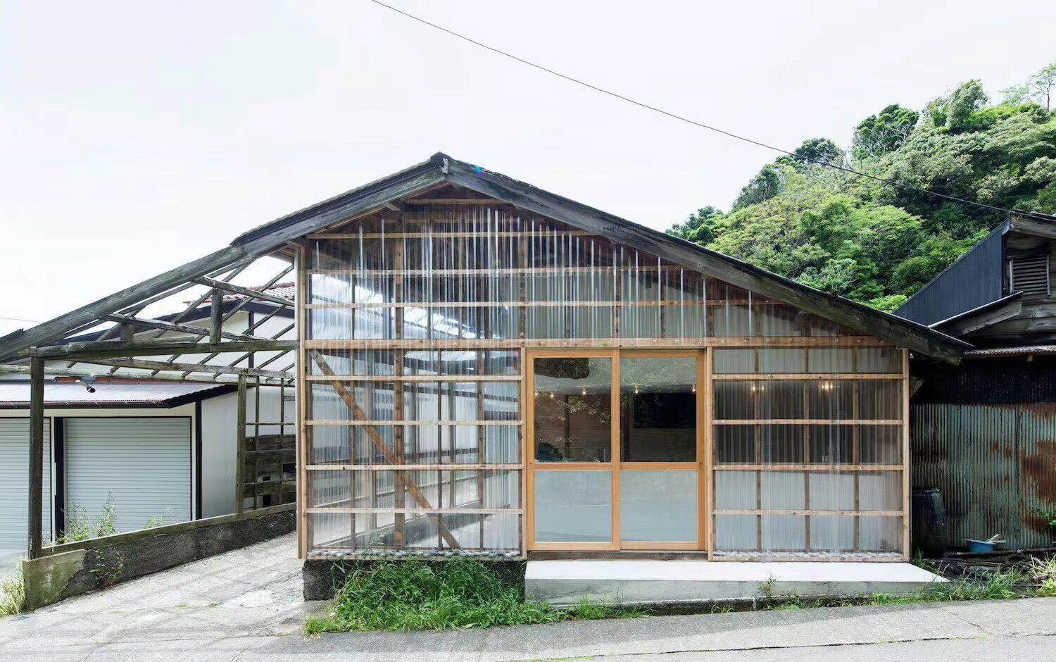 Differences Between Polycarbonate (PC) Lighting Tiles and FRP Roofing Materials