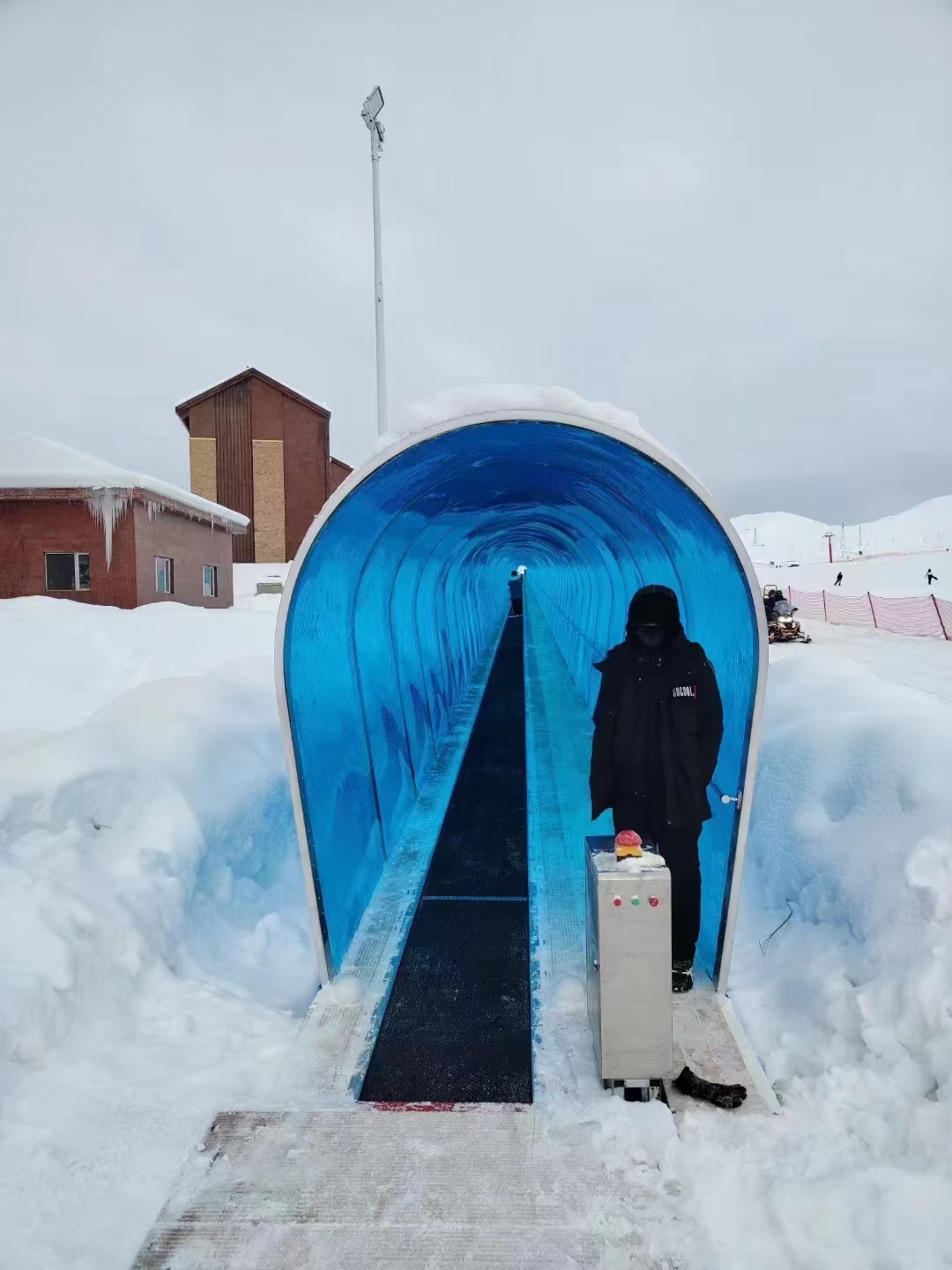滑雪场魔毯隧道项目：实心聚碳酸酯板材应用