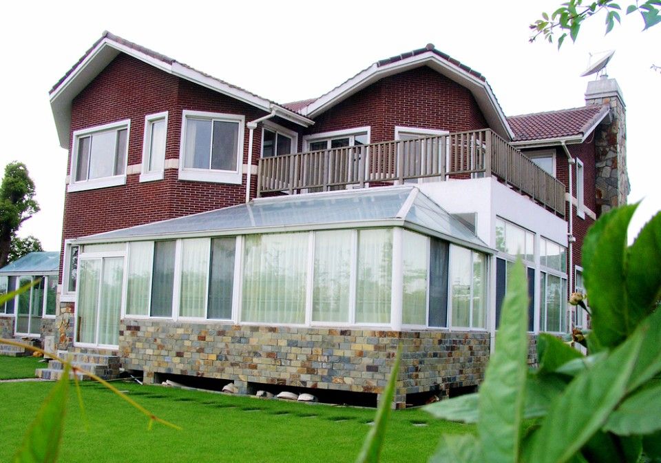 Commercial greenhouse installation using solid polycarbonate glazing panels