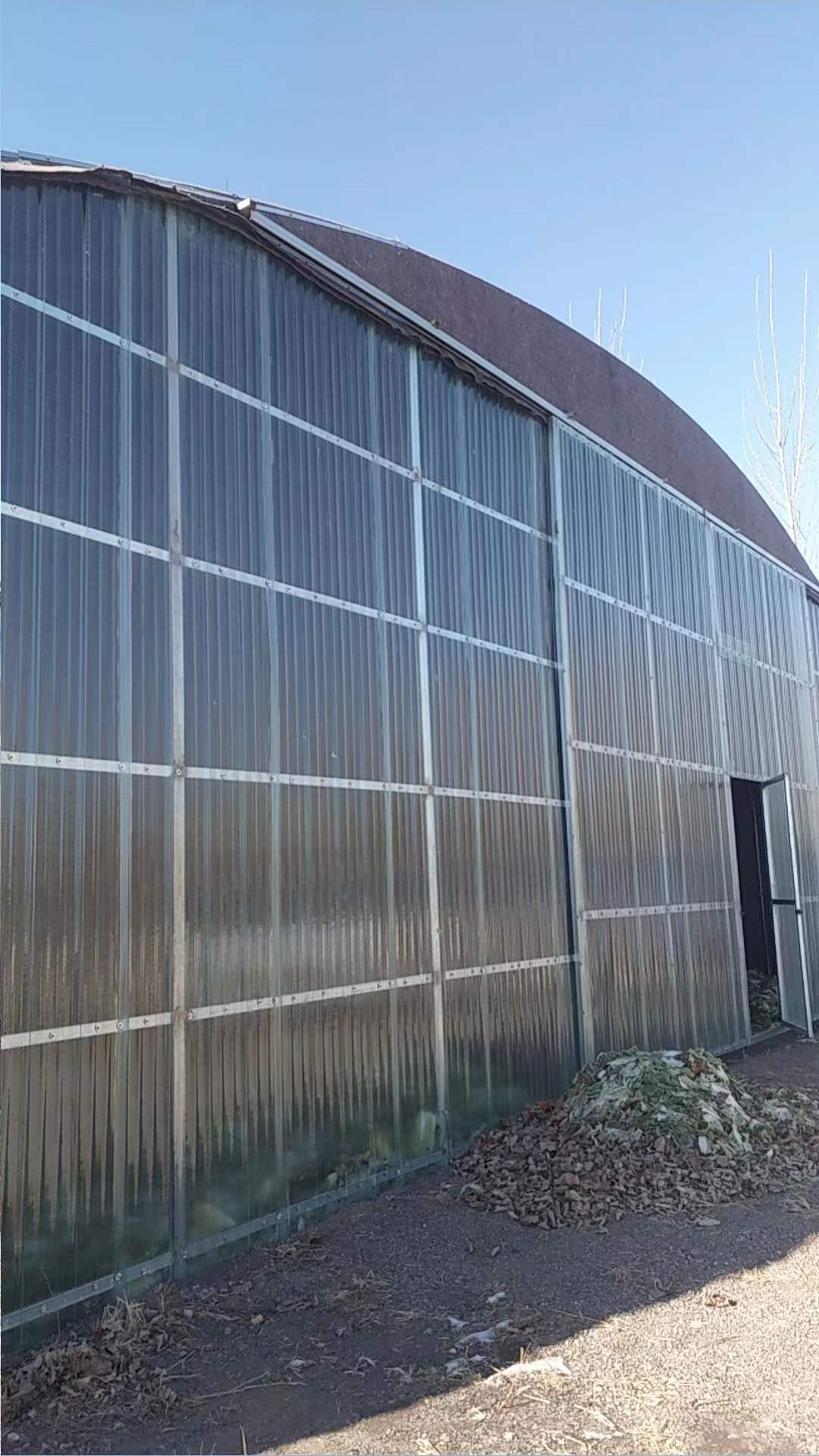 Agricultural greenhouse with corrugated polycarbonate roofing