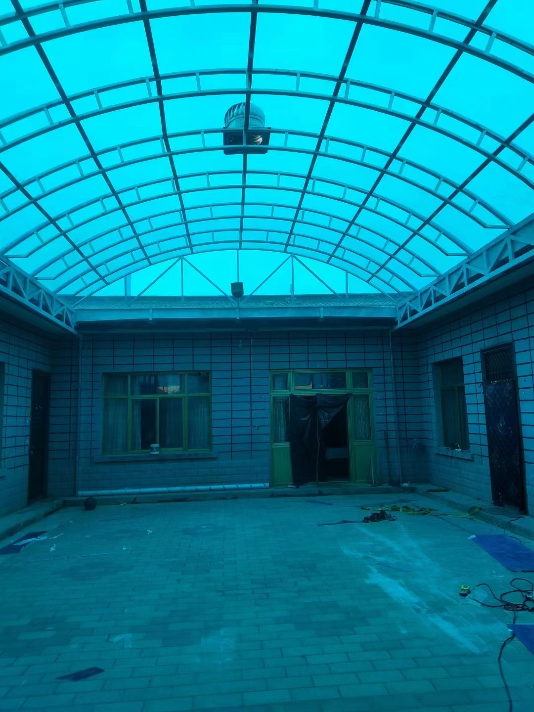 Workshop arched skylight with PC daylighting sheets