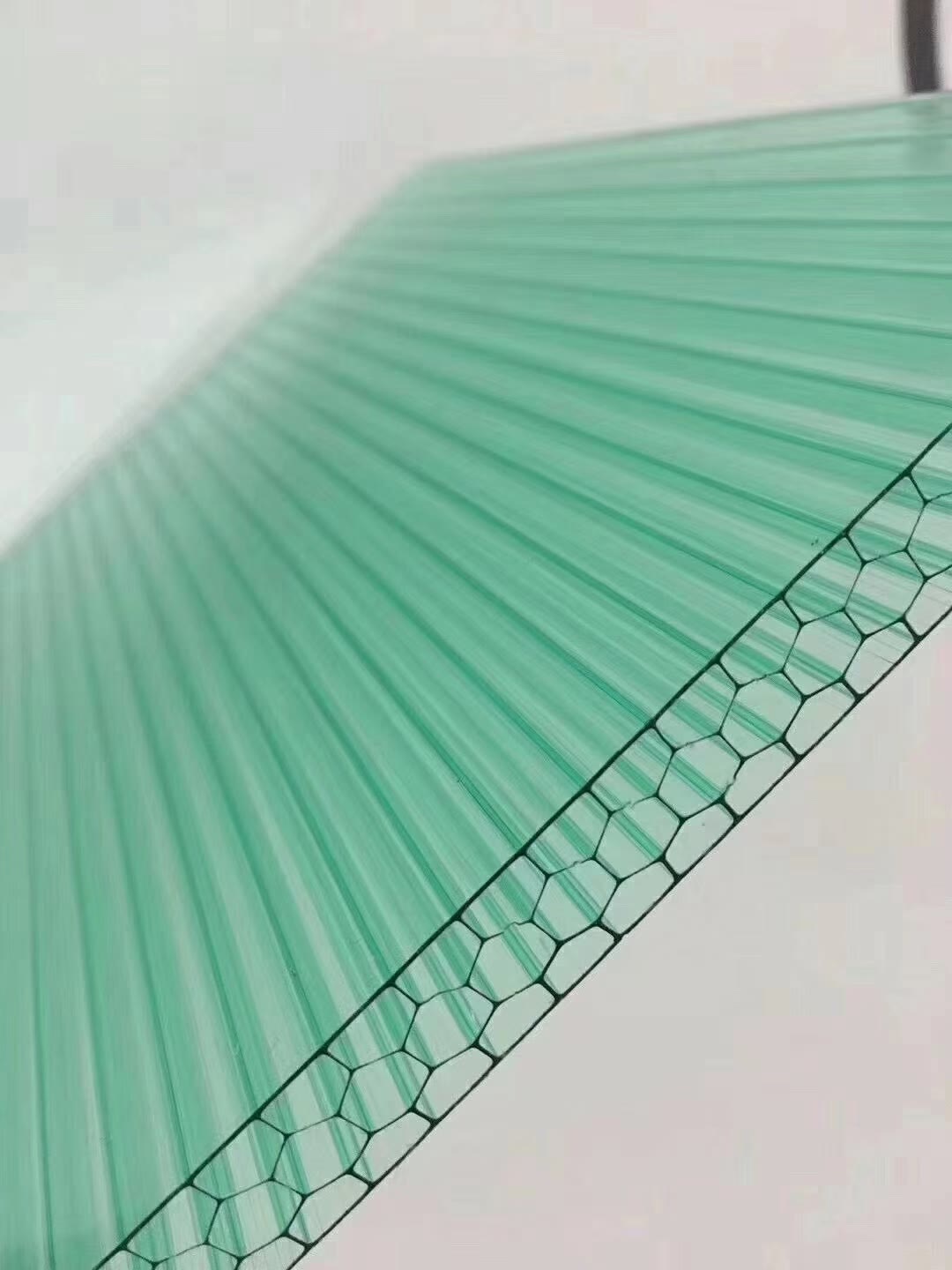 Close-up of green multiwall polycarbonate sheet showing honeycomb internal rib structure