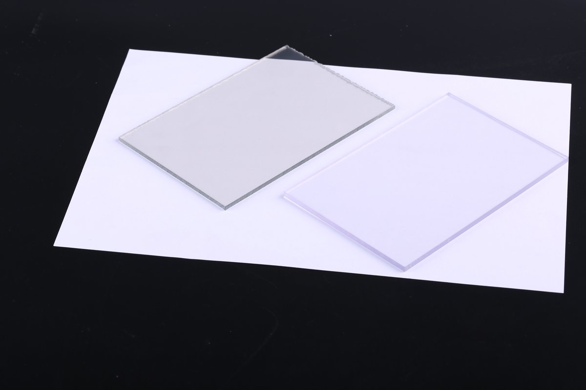 Solid polycarbonate sheets in transparent and tinted finishes
