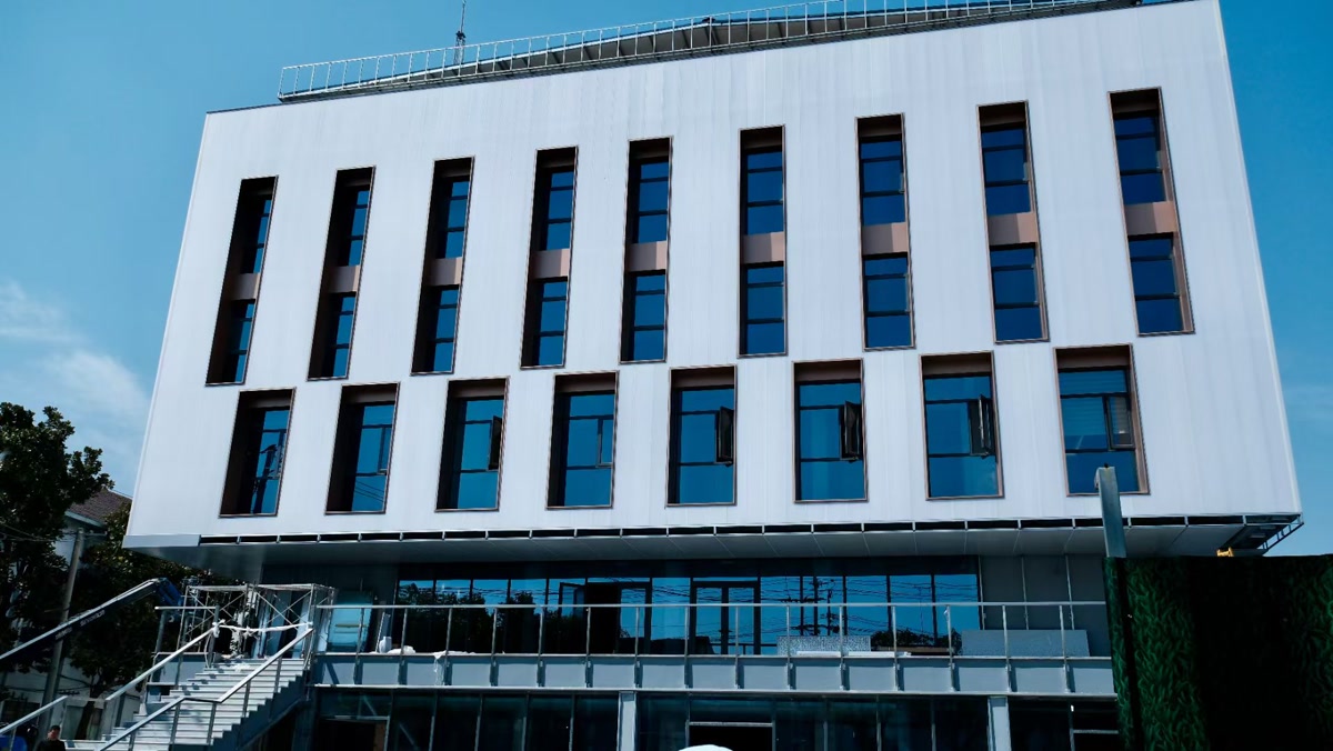 Interlocking Polycarbonate Panel Facade for Modern Commercial Buildings — A Contemporary Architectural Project