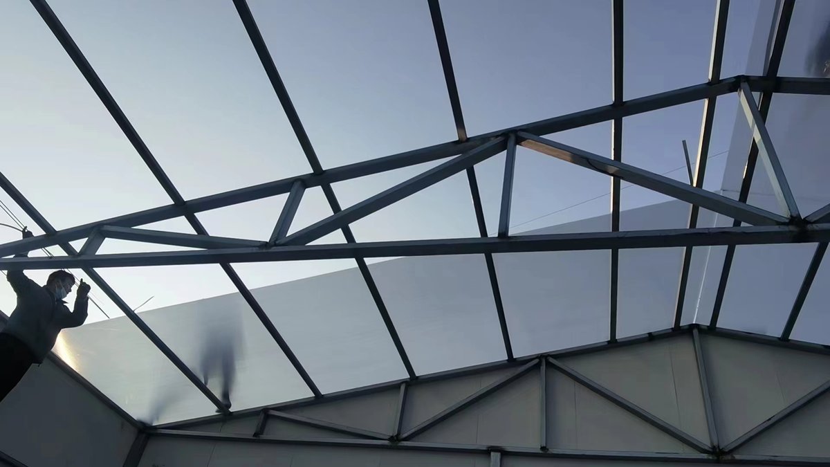 Installing multiwall polycarbonate sheets onto an aluminium glazing frame