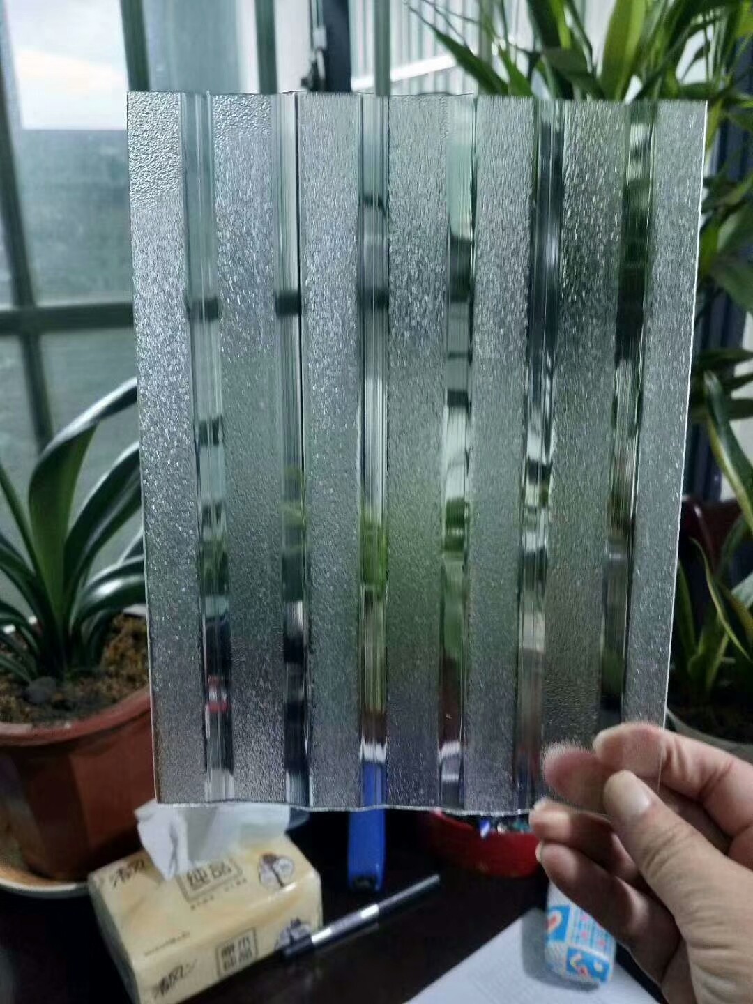 Reeded light-diffusing polycarbonate sheet with alternating clear and frosted stripes