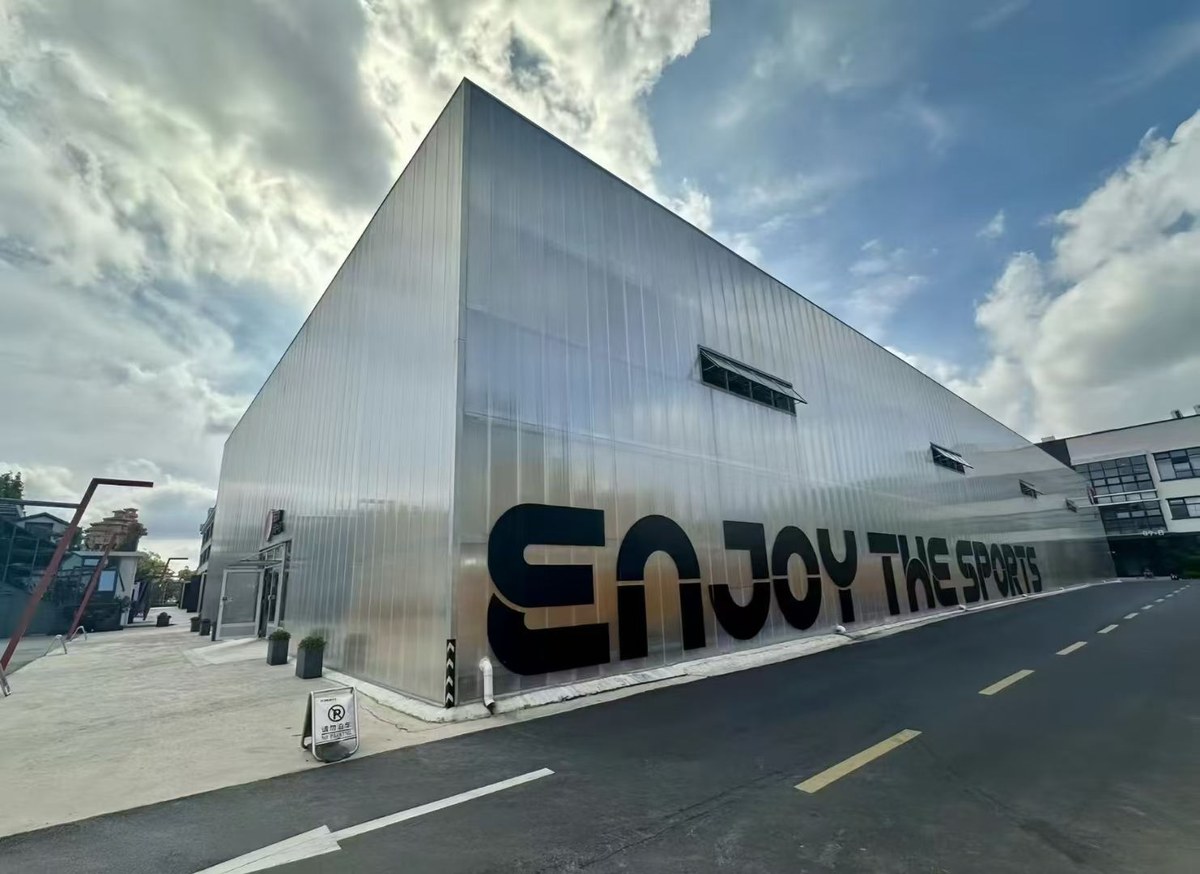 Interlocking Polycarbonate Panel Projects 2026: Commercial Facade Cladding and Backlit Feature Walls