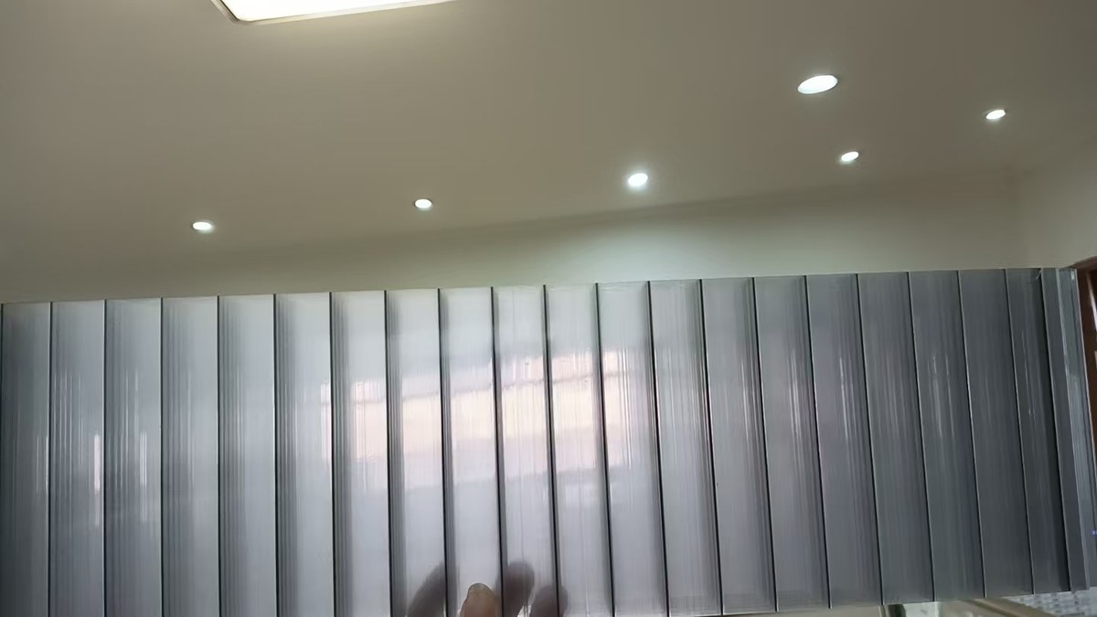 Interlocking polycarbonate panels used as an interior partition wall
