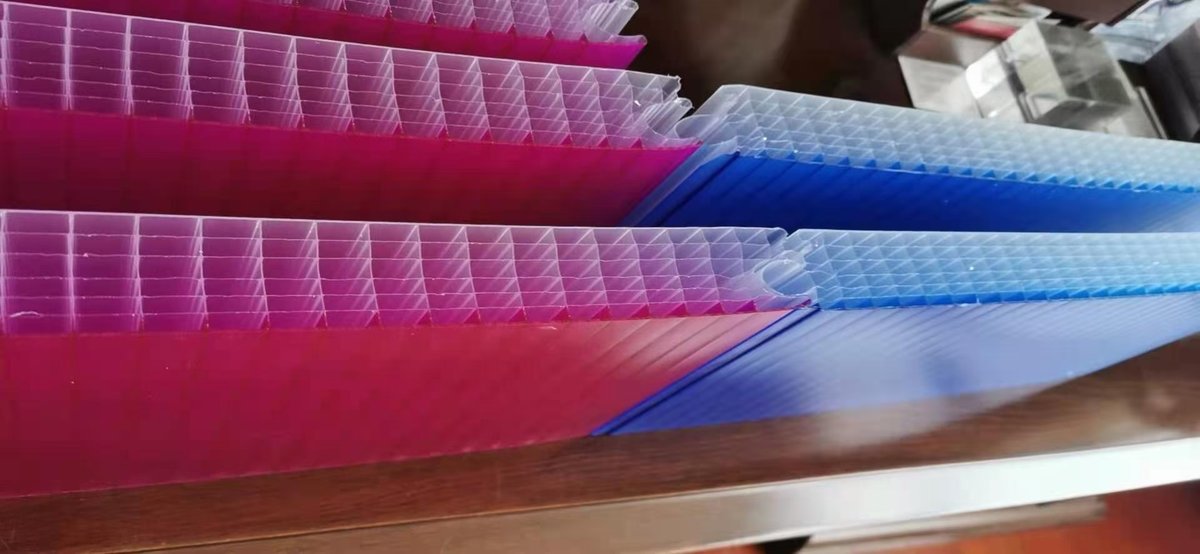 Cross-section of interlocking polycarbonate panels showing the multi-wall cellular structure