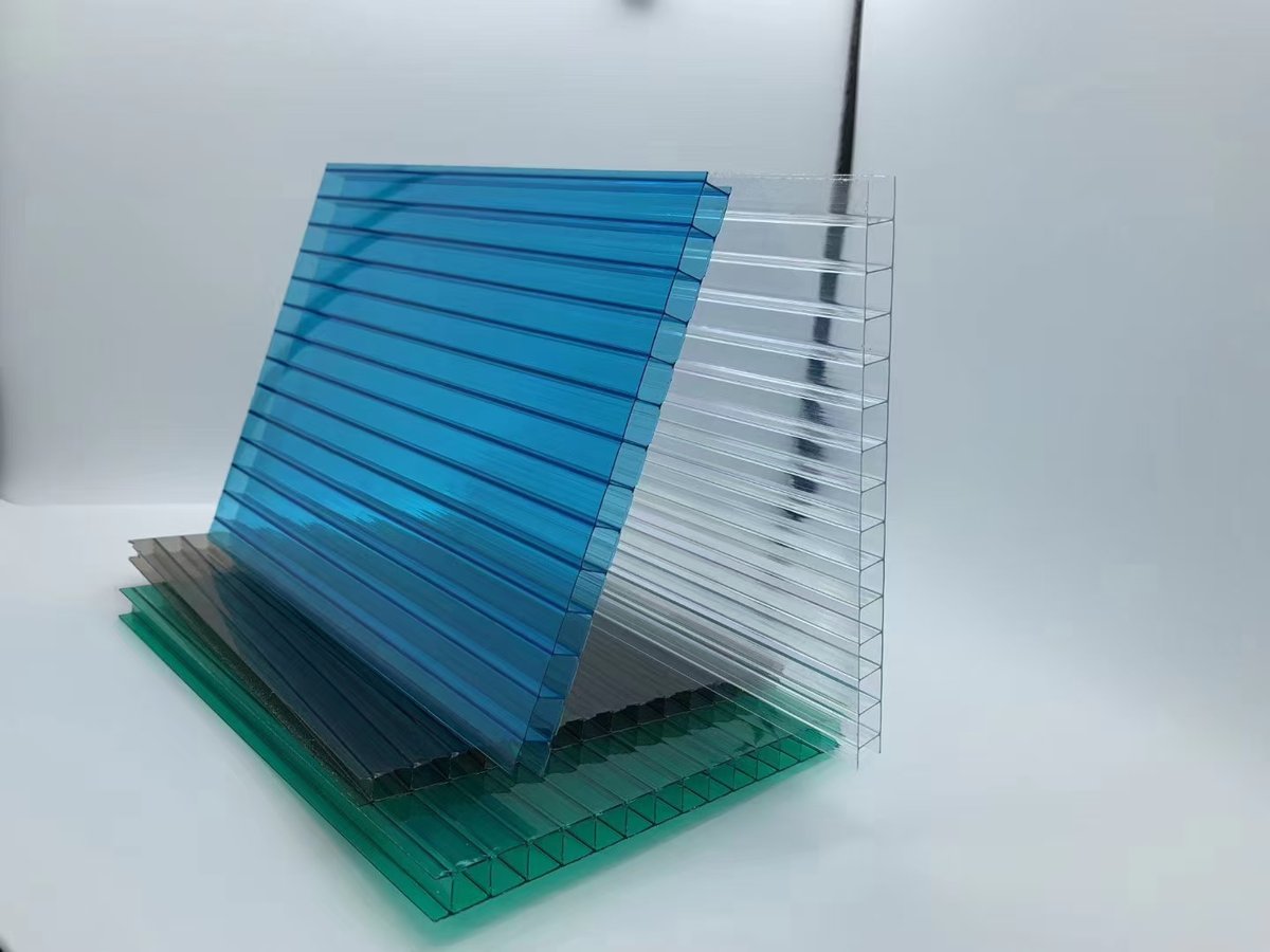 Multiwall polycarbonate sheets in several thicknesses and colours with visible hollow structure