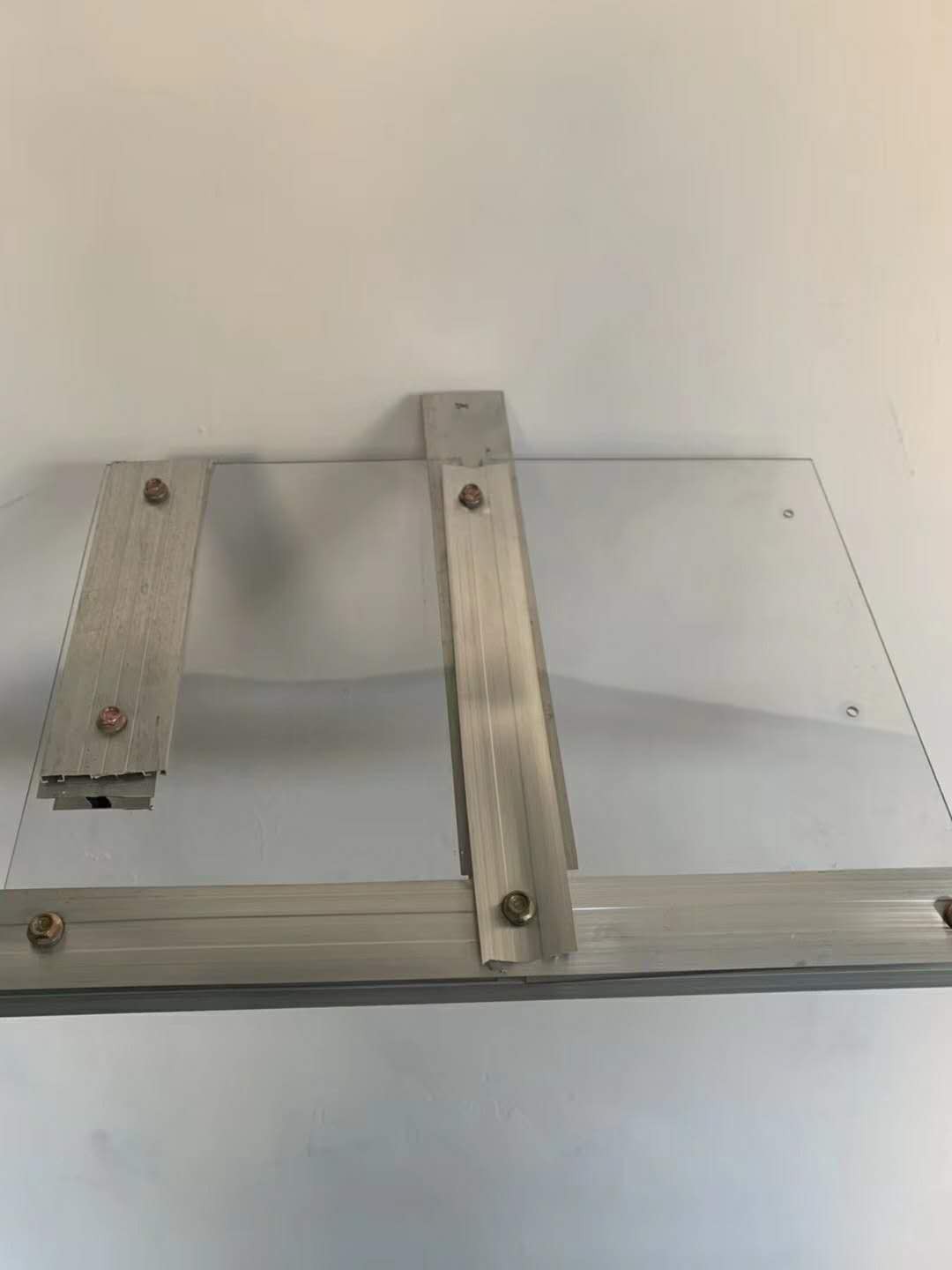 Solid polycarbonate sheet fixed with aluminium profile and screws