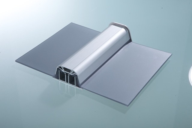 Aluminum H-profile connector with EPDM gaskets joining two polycarbonate sheets